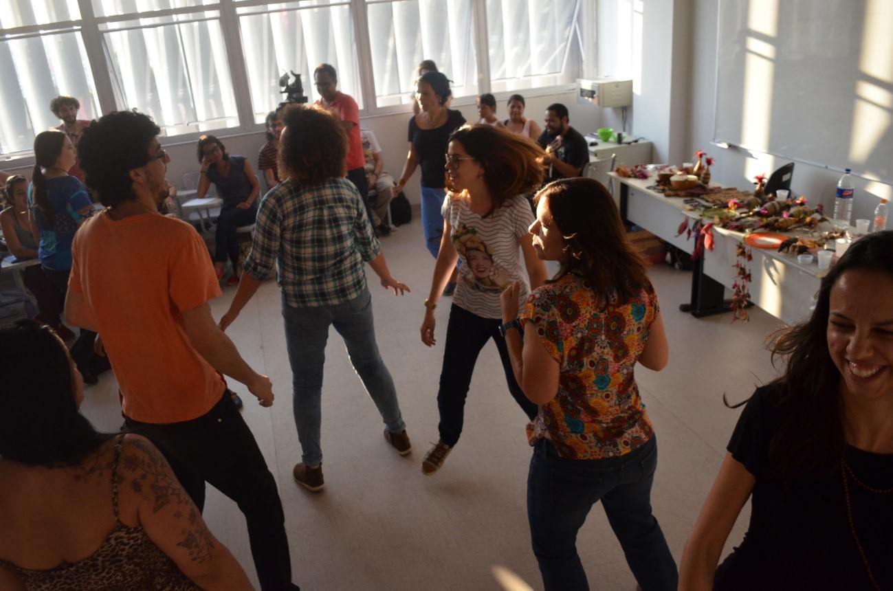 Exercício de dança tradicional Guarani no primeiro encontro