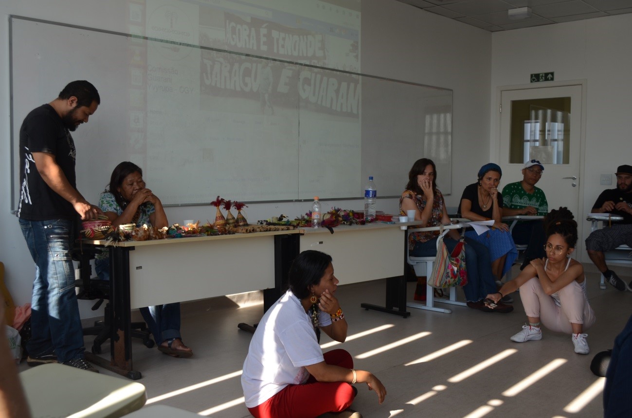 Joab Eunice e Jaciara ministram o primeiro encontro do curso numa sala de aula do campus Guarulhos