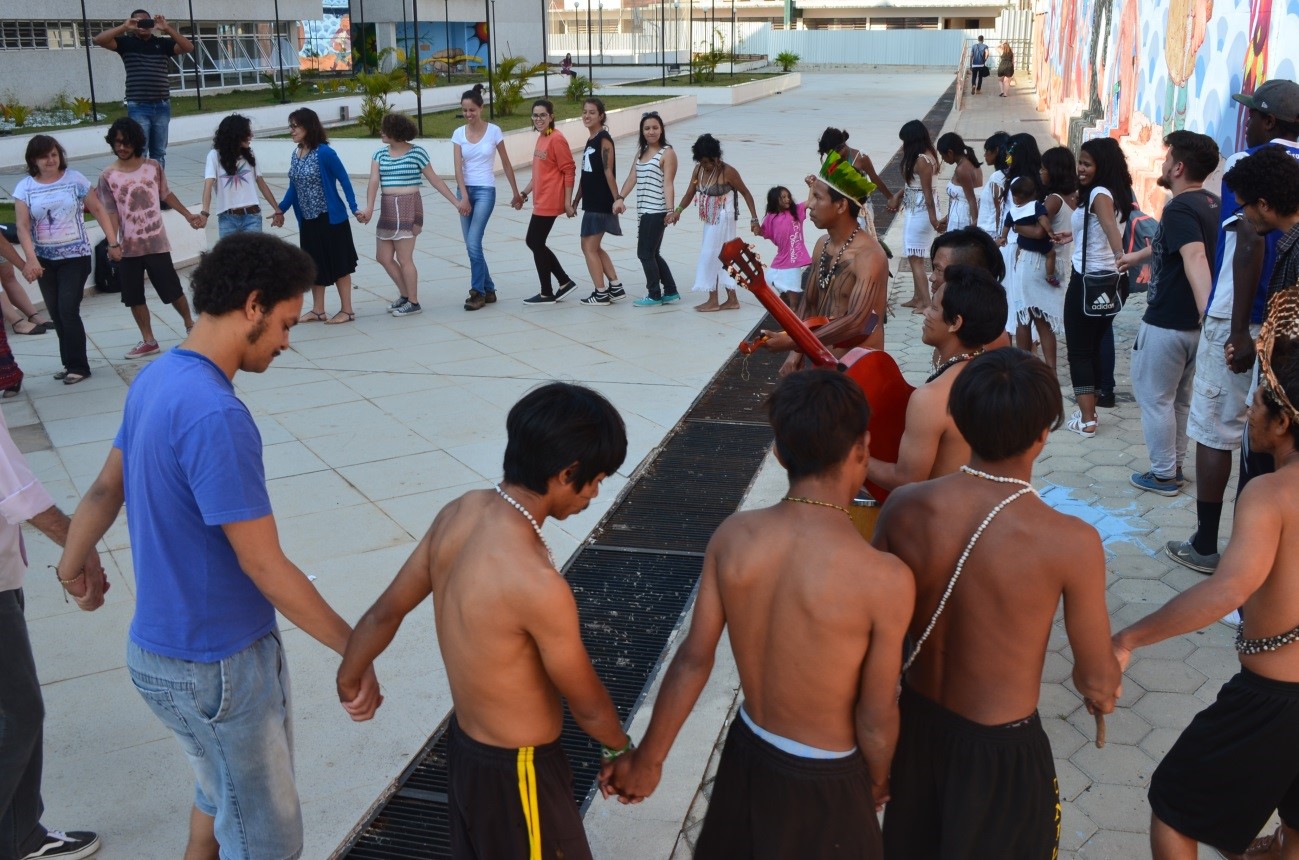 Roda de canto e dança na apresentação do coral Guarani no pátio do campus Guarulhos